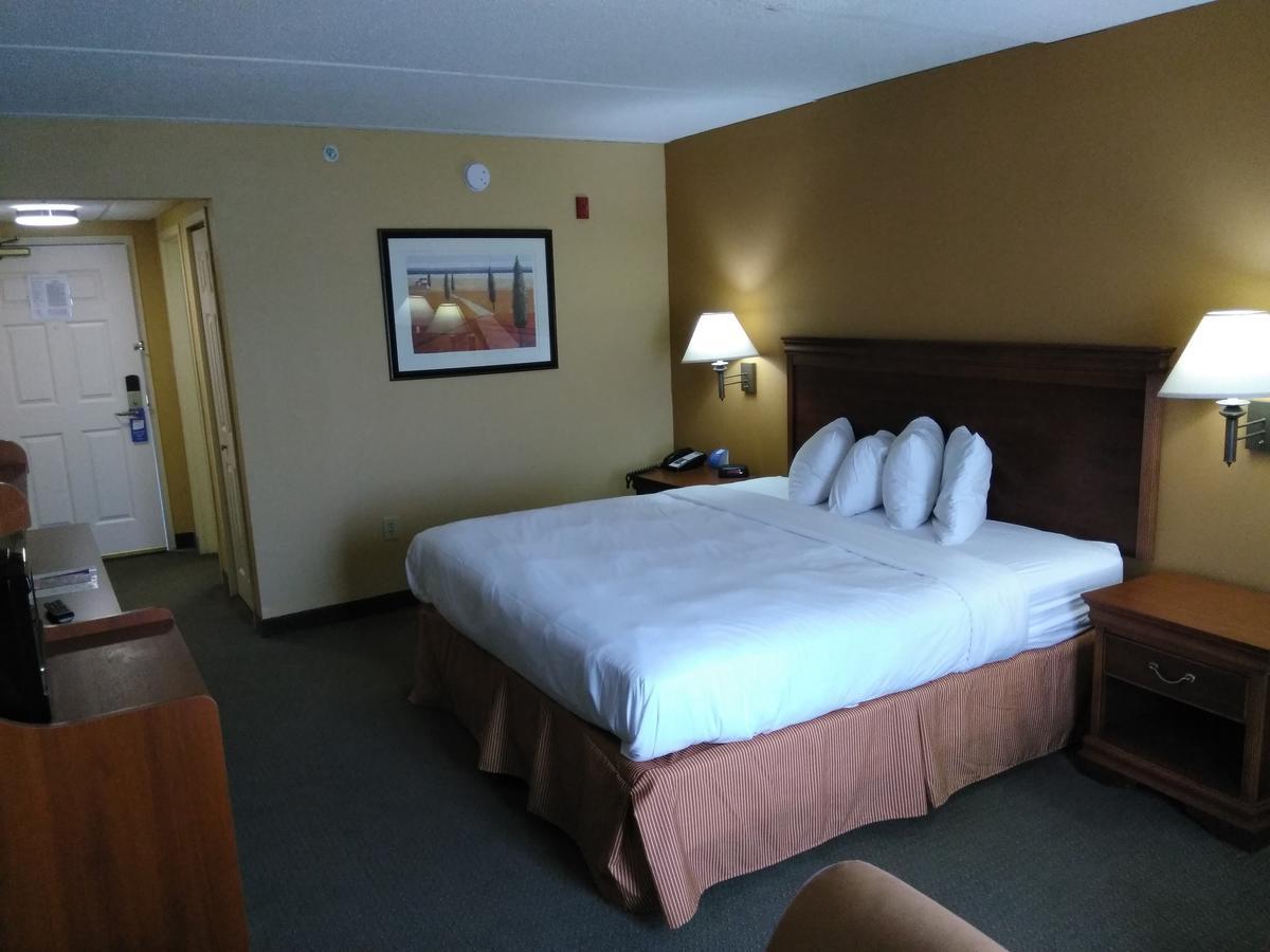 Baymont By Wyndham Clinton Hotel Eksteriør billede